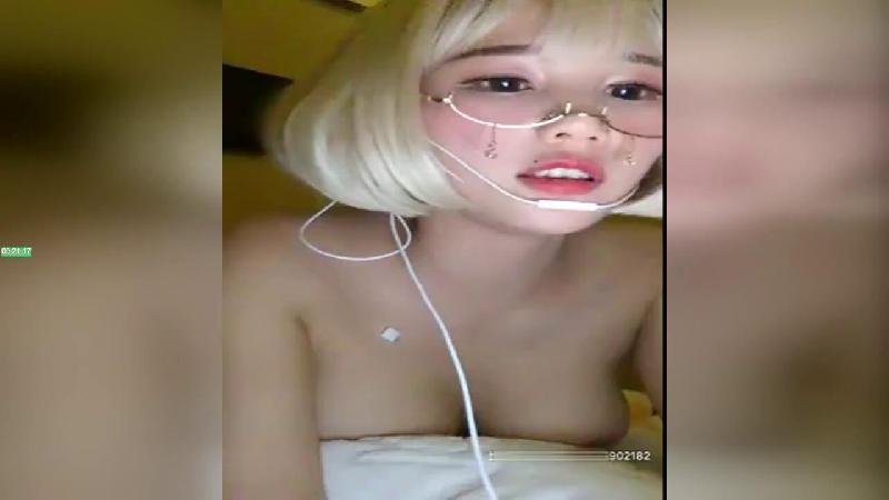 小姐姐平台大奶美女你好迷人收費秀找技師全裸按摩同時當著技師面自慰呻吟好多淫水【